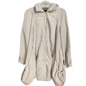 Elie Tahari Size 6 Tan Jacket with packable hood.‎ Vintage. Flowy